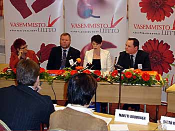 Tiedotustilaisuudessa puoluejohto 
joutui toimittajien Nato-kiiman kohteeksi.